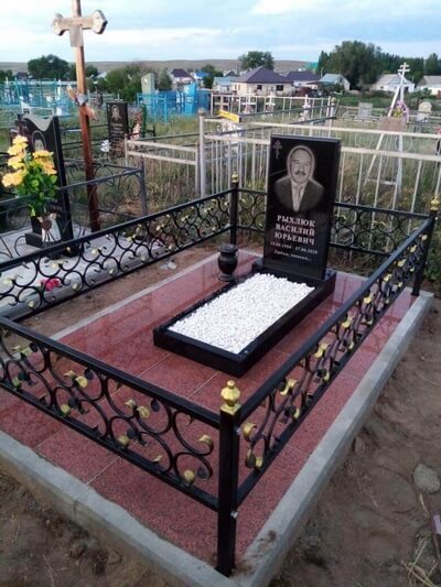 Памятники и оградки фото